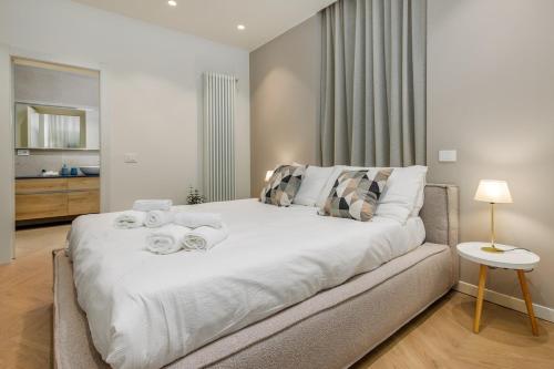 Postel nebo postele na pokoji v ubytování Bergamo Center BGYnn Balcony Suite