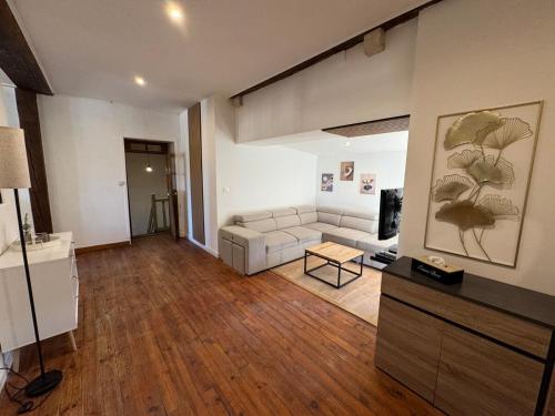 un salon avec un canapé blanc et une table dans l'établissement L'élégante, à Saint-Trivier-de-Courtes