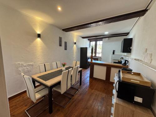 une salle à manger avec une table et des chaises dans l'établissement L'élégante, à Saint-Trivier-de-Courtes
