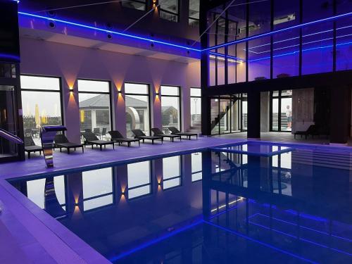 Bazén v ubytování Resort Holiday Home - SPA&Wellness by Noclegi Renters nebo v jeho okolí