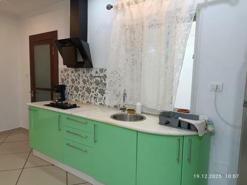 莫纳斯提尔FUFA Haute standing appartment S2 center Monastir的带水槽和窗户的厨房