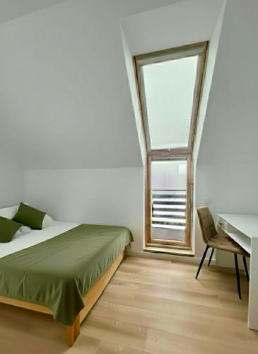 En eller flere senge i et værelse på Na Skarpie