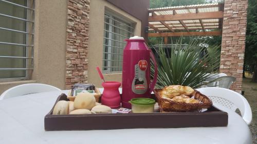 Een dienblad met eten op tafel, met een fles ketchup erbij. bij Cabañas y Camping El Gringo in Quequén