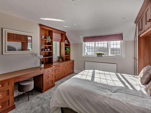 a bedroom with a bed and a desk at 3 Bed in Chale oc-94165 in Chale