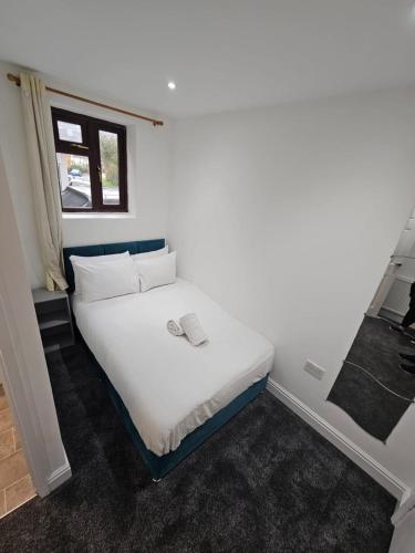哈姆斯沃思Moor Layover Heathrow - Cozy Crew Stay - 10 min to Airport的带窗户的房间里有一张白色的床