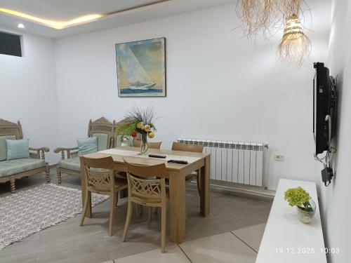 莫纳斯提尔FUFA Haute standing appartment S2 center Monastir的餐厅里有一张桌子和几把椅子