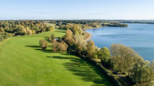 een luchtzicht op een golfbaan naast een meer bij Draycote Hotel And Whitefields Golf Course in Rugby