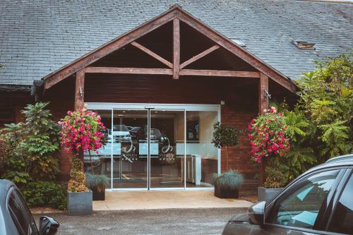 een garage met een motor erin bij Draycote Hotel And Whitefields Golf Course in Rugby