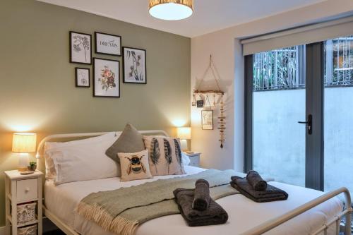 En eller flere senge i et værelse på Finest Retreats - Pobbles Place