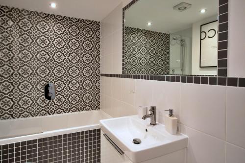 Et badeværelse på Finest Retreats - Pobbles Place