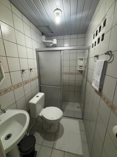 um banheiro com vaso sanitário e pia em Pousada Marrakesh em Porto de Galinhas