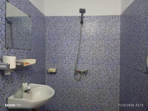 un baño con lavabo y ducha en Mandeko, en Abiyán
