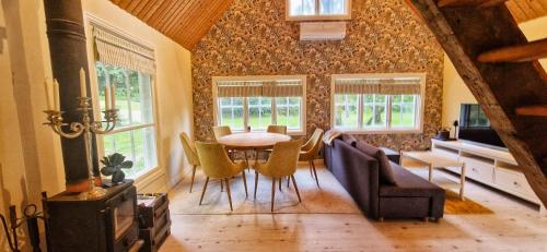 Posezení v ubytování Cottage By The Stream In Southern Halland