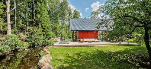 Zahrada ubytování Cottage By The Stream In Southern Halland