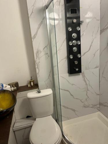 ein Badezimmer mit Toilette und Glasdusche in der Unterkunft Premiership Lodge in Beeston Hill