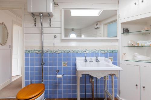een badkamer met toilet en wastafel bij Boathouse Bliss in Heacham
