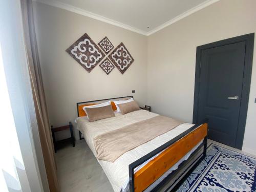 Een bed of bedden in een kamer bij Ala-Tor Guest House