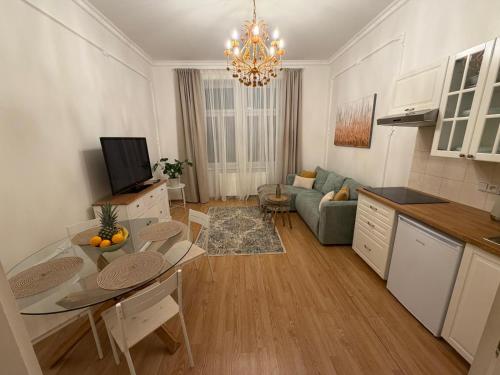 Spacious Spa Zone Home for 4 , Nearby Parking