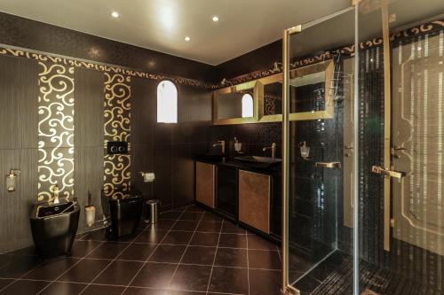 une salle de bain avec douche et toilettes dans l'établissement Villa Soley, à Cannes