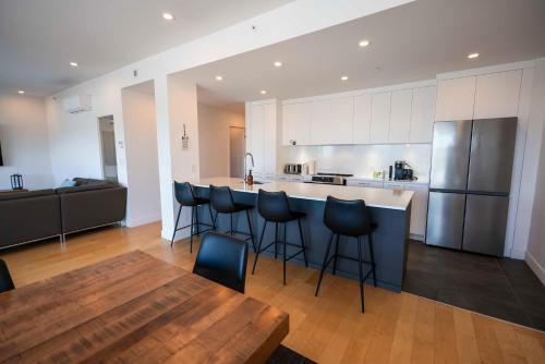 Kuchyň nebo kuchyňský kout v ubytování Elegant Condo - Balcony Pool & Stunning View