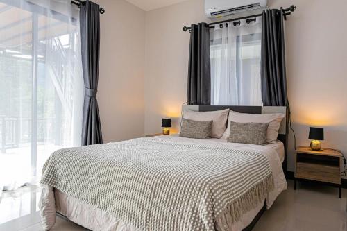 Postel nebo postele na pokoji v ubytování Kathu V pool villa 171