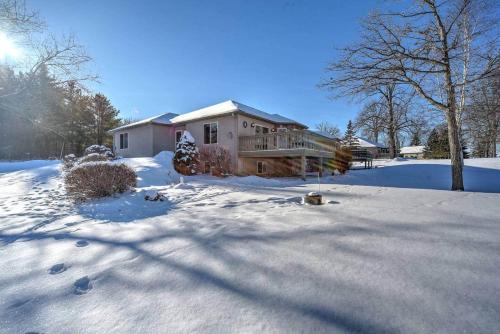 een huis met sneeuw op de grond ervoor bij Tee Time and Lake Fun at Tagalong in Birchwood