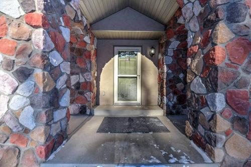 een lege gang met een deur in een stenen muur bij Tee Time and Lake Fun at Tagalong in Birchwood
