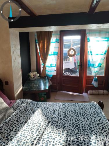 een slaapkamer met een bed, een raam en een deur bij ARIANA home in Turda
