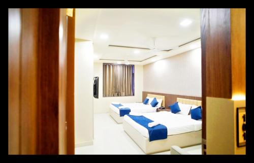 En eller flere senge i et værelse på The Mid Inn