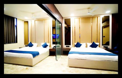 En eller flere senge i et værelse på The Mid Inn