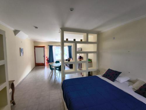 En eller flere senge i et værelse på Studio Toro