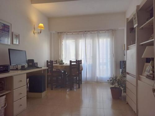 een kamer met een bureau en een tafel met een computer bij Departamento Falucho in Mar del Plata