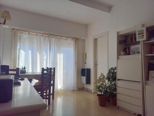 een keuken en eetkamer met een tafel en een koelkast bij Departamento Falucho in Mar del Plata