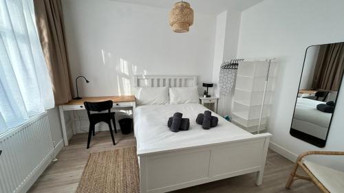 En eller flere senge i et værelse på Luxury Suits on Piccadily Line Room No3