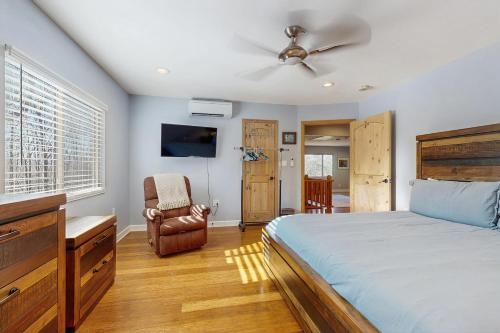 een slaapkamer met een bed, een bureau en een stoel bij Dynasty Palace in Hendersonville