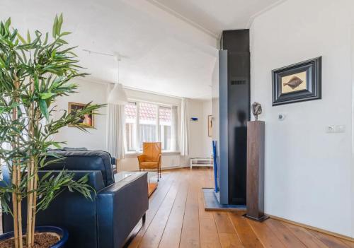 ein Wohnzimmer mit einem blauen Sofa und einem Sessel in der Unterkunft Vakantiewoning Afterdaan in Elim