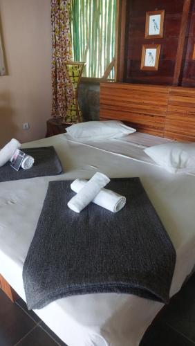 zwei Handtücher auf einem Bett mit zwei Kissen in der Unterkunft Ké San Gélica in São Tomé