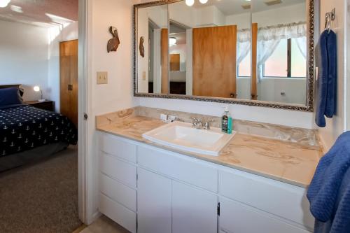 un bagno con lavandino e specchio di Ocean Treasures a Smith River