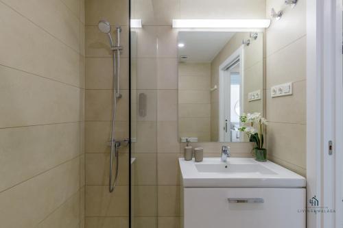 Et badeværelse på Living4Malaga Tower Horizon