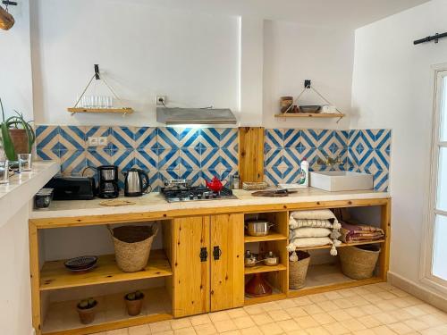 een keuken met een houten aanrecht in een kamer bij Taouarguit Guest House in Imsouane