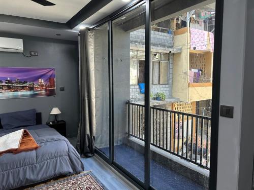 ein Schlafzimmer mit Bett und Balkon in der Unterkunft Barkat Manzil in Bharūch