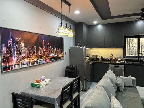 ein Wohnzimmer mit Couch und Tisch und eine Küche in der Unterkunft Barkat Manzil in Bharūch