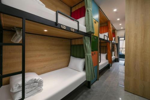 Ένα ή περισσότερα κρεβάτια σε δωμάτιο στο Hanoi Hostel & Rooftop Bar