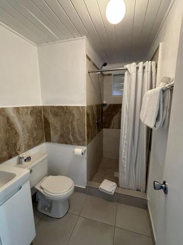 een badkamer met een toilet en een douche bij L'Esperance Hotel in Philipsburg