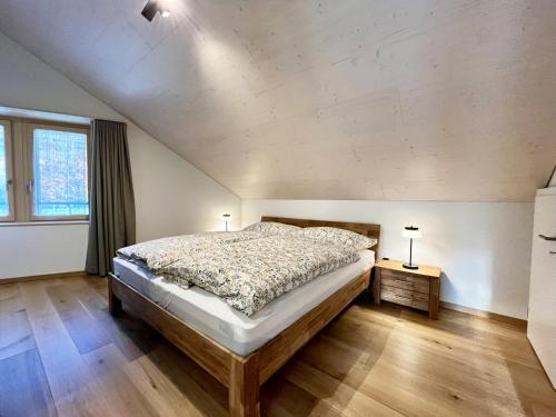 - une chambre avec un lit et deux lampes sur les tables dans l'établissement Terrasse des vignes, à Cressier