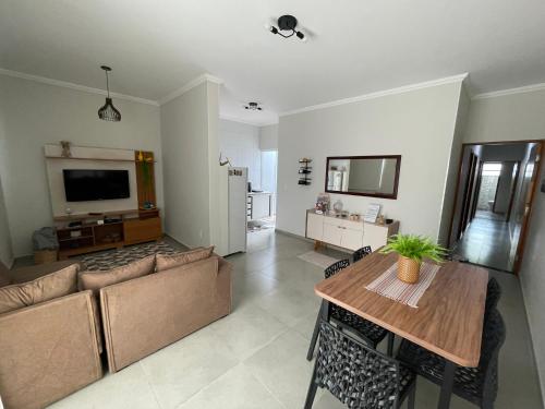 un salon avec un canapé et une table dans l'établissement Casa Lago da Dinda 3, à Espirito Santo Do Pinhal