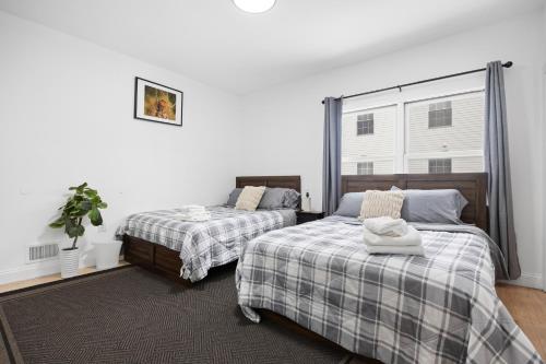 En eller flere senge i et værelse på Big Group Ready • 2 Kitchens / Sleeps 18