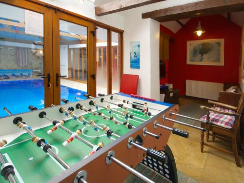 - tavolo da biliardo in una camera con piscina di Coombehayes Barn a Uplyme