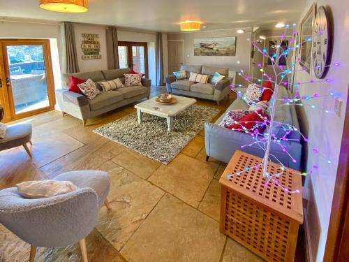 un soggiorno arredato con un albero di Natale di Coombehayes Barn a Uplyme