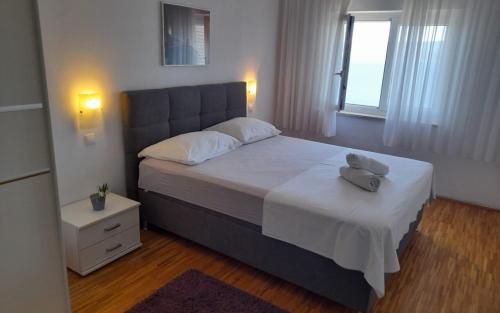 En eller flere senge i et værelse på Apartments Rose